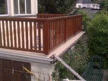 Balkon mit Holzgeländer